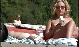 クラスの若いロシアの学生を見つめている古い先生 女性 電マ 動画