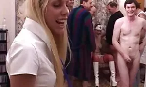美しい女の子は反逆で男を罰するために磨く 女性 向 アダルト 動画