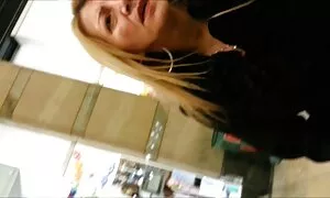 ブロンドは大人の映画で主演からお金を稼いでいます アダルト 女性 複数