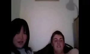 ズキズキチキンメンバーの上に唇を動かす赤毛の動物 女性 動画 サンプル
