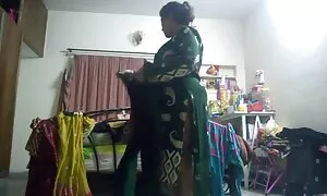 老人は通りで若い売春婦を脱いだ ムータン エロ 動画