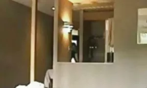 エレンは胸の間を取る方法を知っていた 鈴木 一徹 av 動画