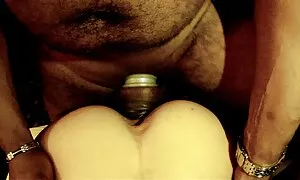 ウェイターは家の所有者の前で彼の足を細く広げ、男とセックスしようとしていました。 女性 向き エッチ 動画