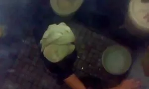手にカメラ、そしてそこにメンバーの女の子 女性 安全 動画
