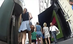 美しい金髪はあなたの次の旅行のために黒革の恋人を誘う 女性 無料 動画 av